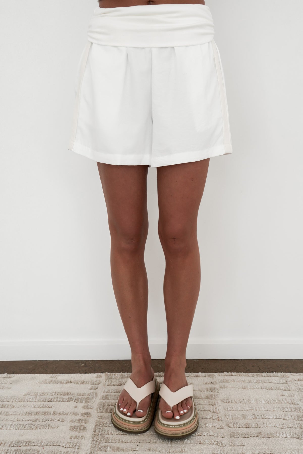 Solana Short White